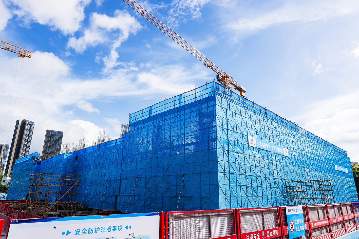 龙华建设圆满承办龙华“筑安”关爱项目发布仪式暨应急演练现场观摩会